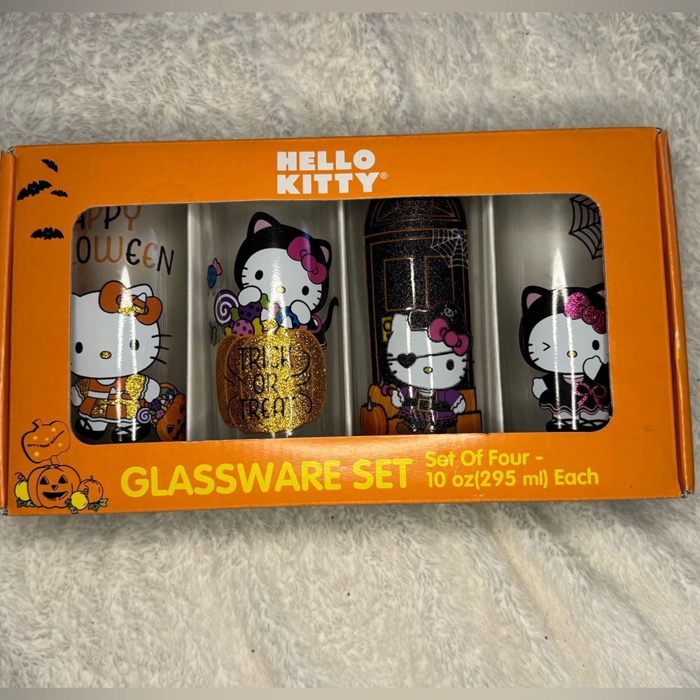 🎀Hello kitty Halloween glassware set
🎀brand new 
🎀3D glitter in cups
